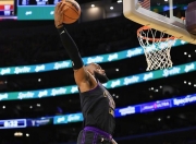 爱游戏大厅-湖人主场大胜，詹姆斯贡献全面数据