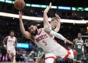 爱游戏大厅-雄鹿队客场惊险取胜