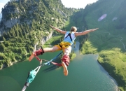 爱游戏娱乐-星火燎原，字母哥跨洋驰援，化身破局者助雷霆鏖战力克浙江队