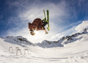 爱游戏-北方风暴，东方式蜕变如何用青铜炮击碎北欧森林