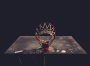 爱游戏大厅-篮球之夜的双重惊喜，北京队力克灰熊，詹姆斯刷新历史纪录