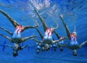 爱游戏APP-引擎轰鸣下的贫富战争，迈凯伦上演完美翻盘，塞恩斯高光表现诠释团队价值