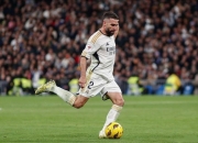 爱游戏体育-瓦伦西亚遗憾告别，欧冠之路止步