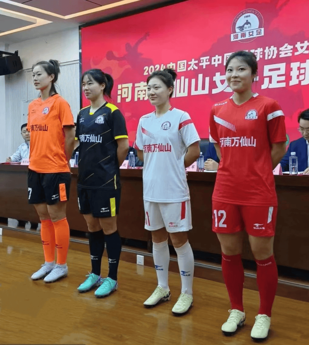 中国女足队员在比赛中发挥出色