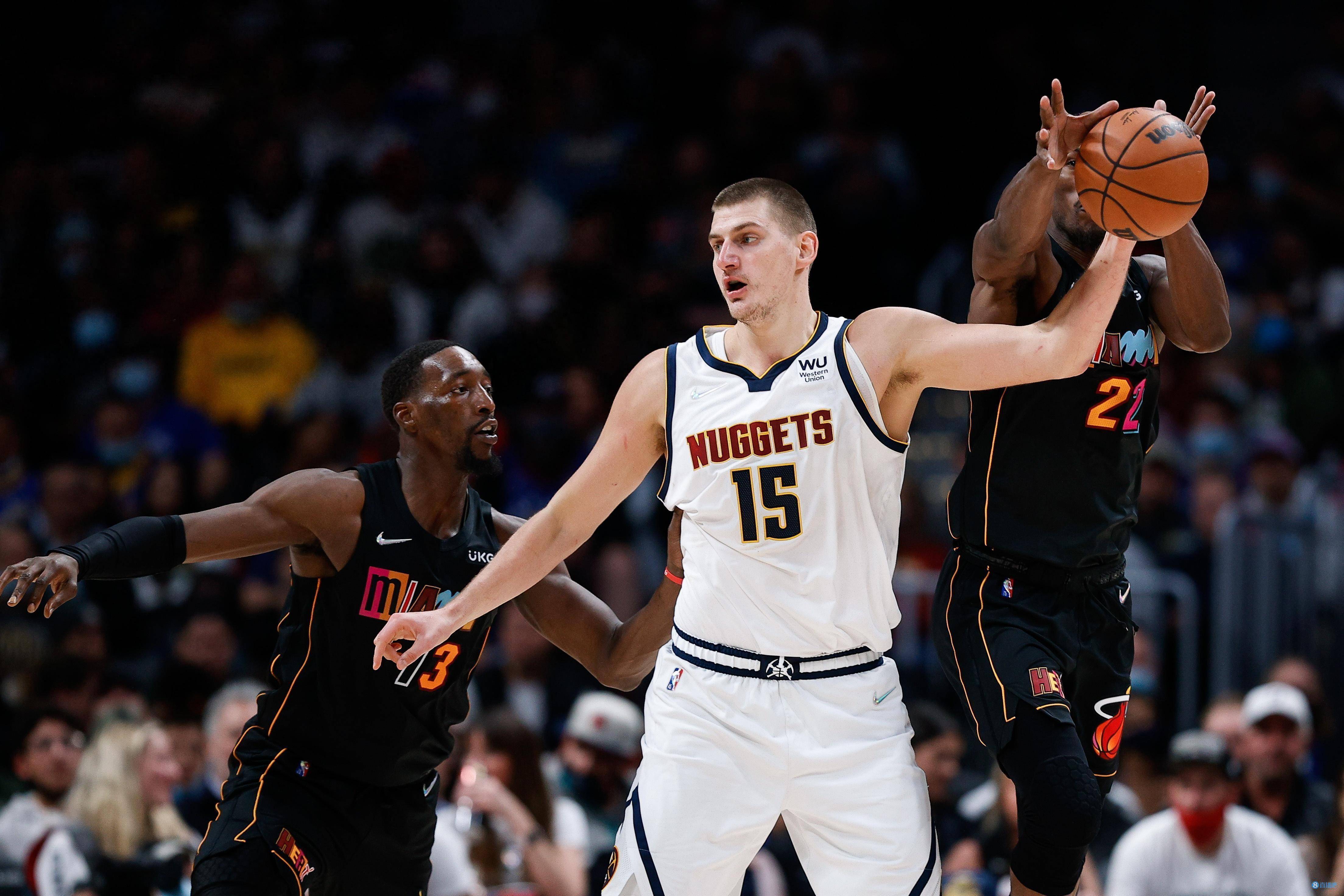 NBA球星技术精湛，比赛节奏紧张紧凑