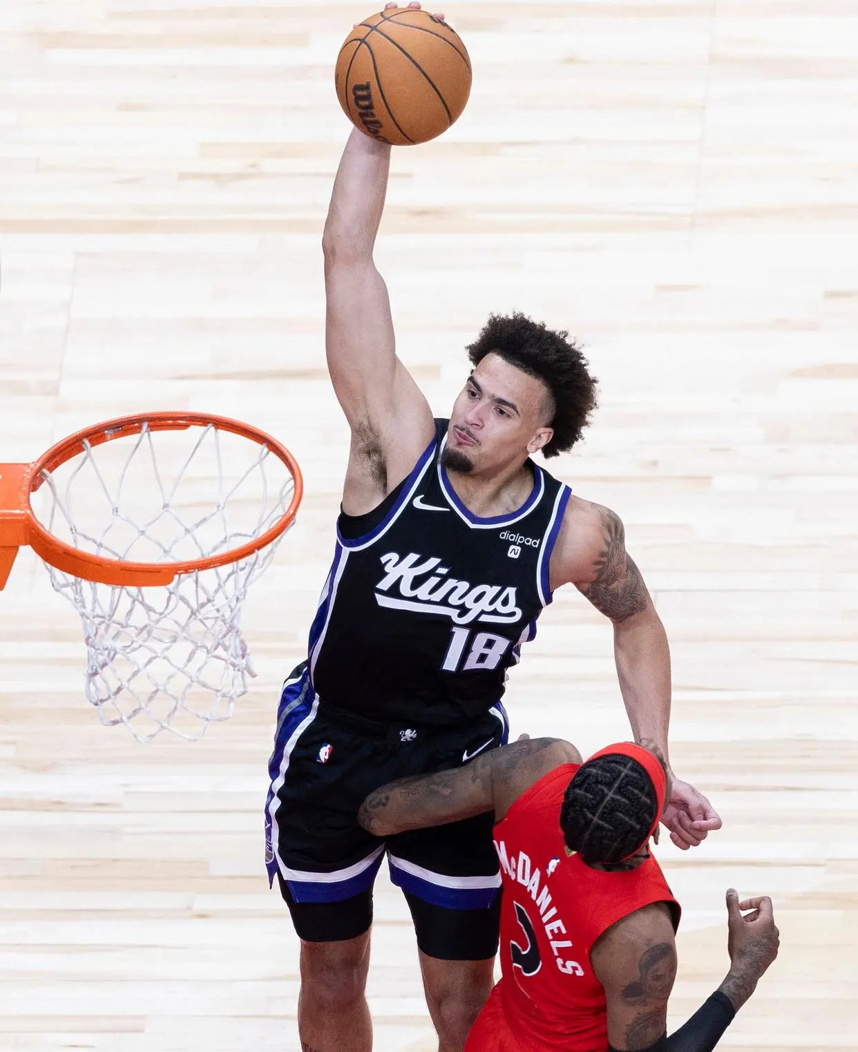 比赛中球员的耀眼表现引来阵阵掌声 比赛中球员的耀眼表现引来阵阵掌声