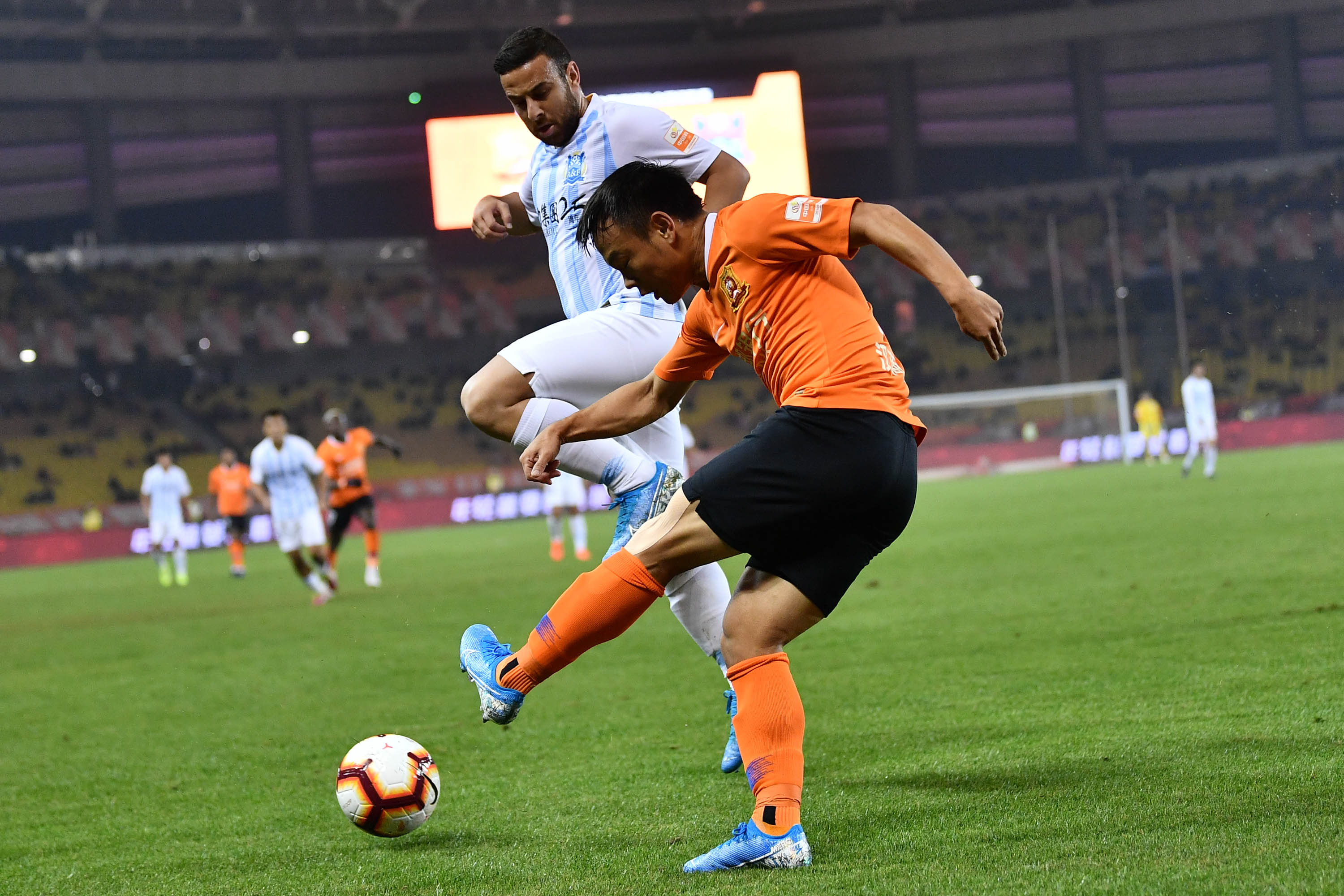 关于山东泰山主场告捷,广州富力再遭败局的信息 关于山东泰山主场告捷,广州富力再遭败局的信息