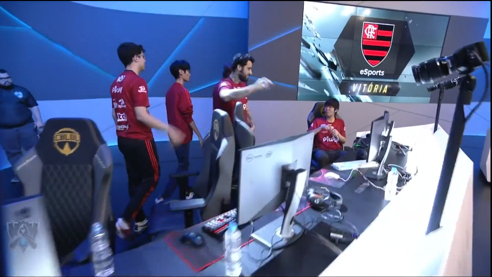 关于DK碾压HKA,Xiaohu关键团战开团秒人顶尖较量八强赛,强势挺进下一轮的信息 关于DK碾压HKA,Xiaohu关键团战开团秒人顶尖较量八强赛,强势挺进下一轮的信息