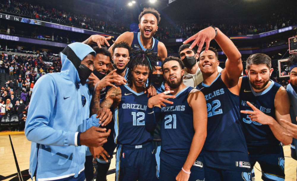 爵士队完胜灰熊队,提前晋级季后赛次轮 爵士队完胜灰熊队,提前晋级季后赛次轮