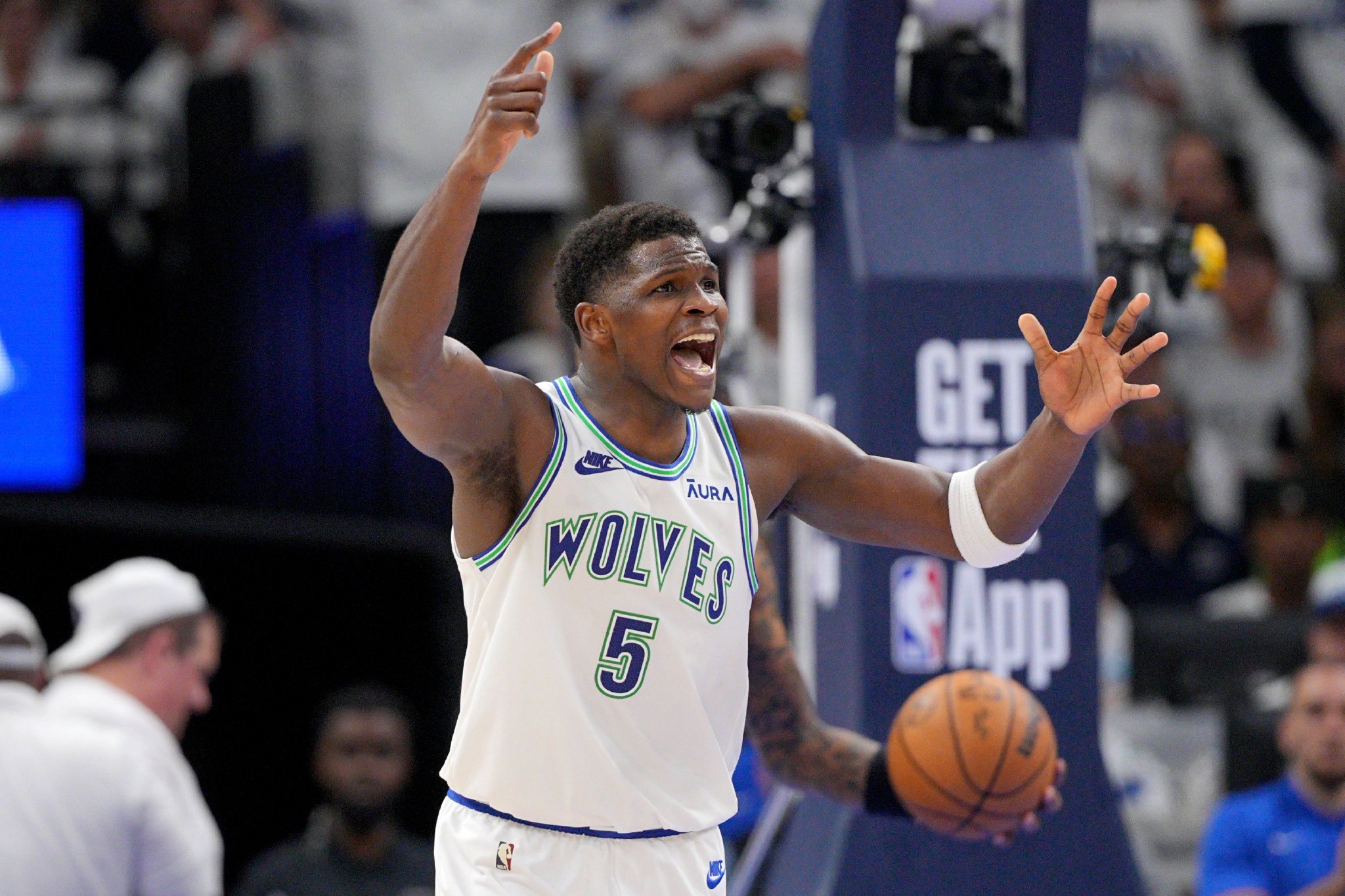 森林狼队大胜勇士队,稳扎榜首 森林狼队大胜勇士队,稳扎榜首