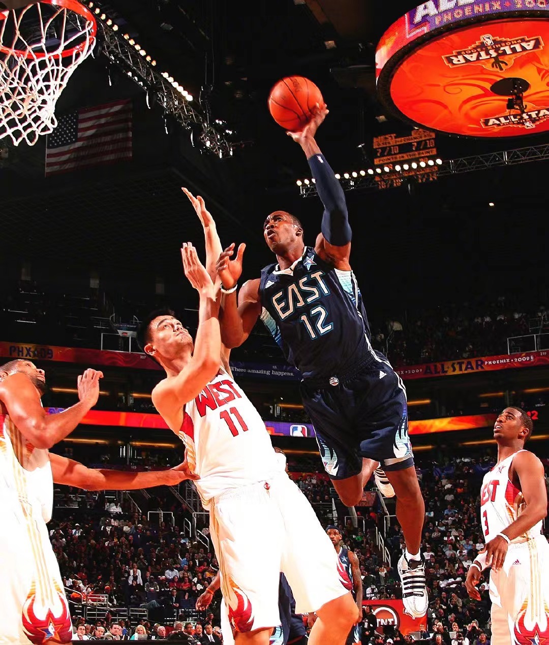 老鹰签下德怀特-霍华德,加强内线实力 老鹰签下德怀特-霍华德,加强内线实力