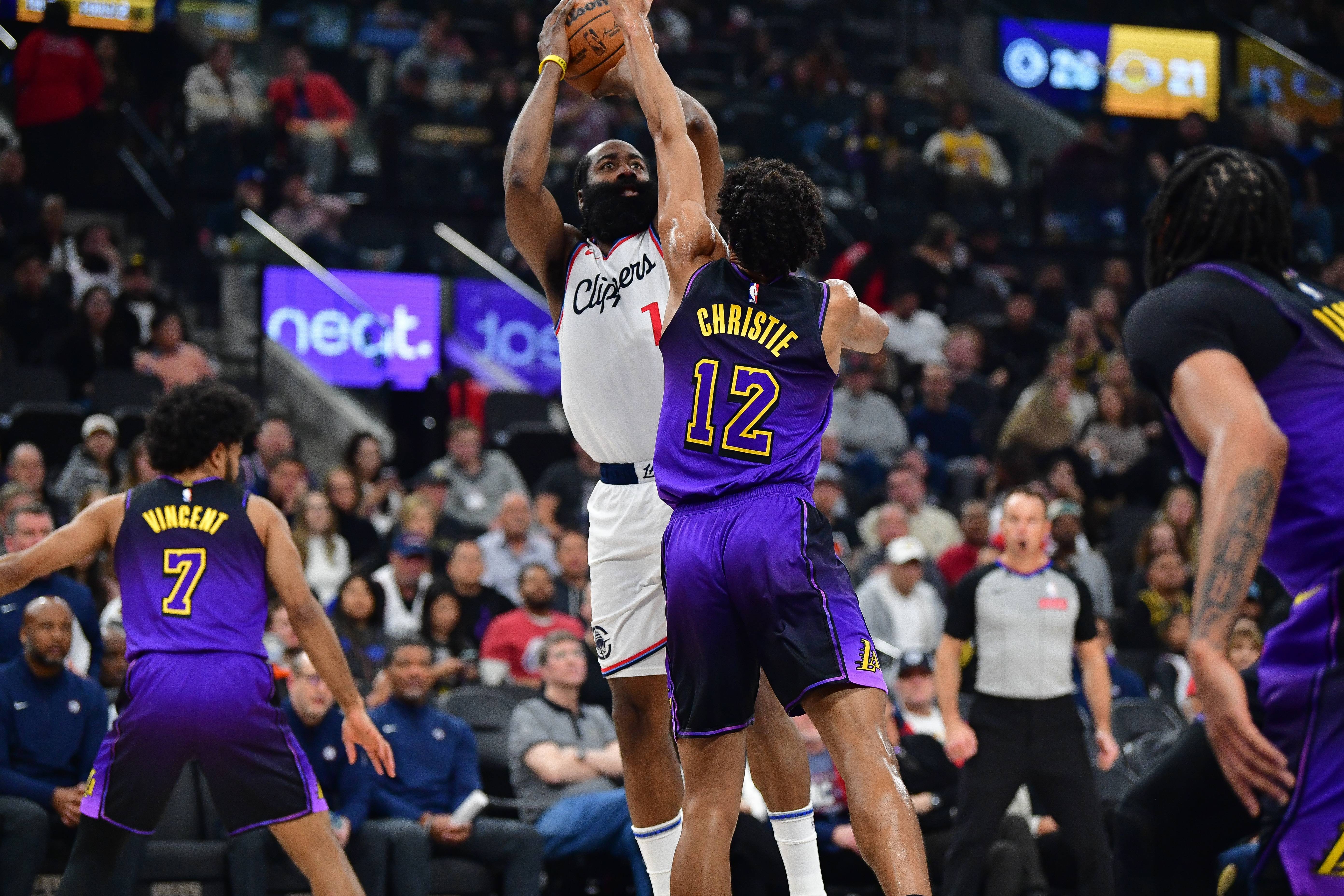 快船队与湖人队的比赛成为焦点 快船队与湖人队的比赛成为焦点