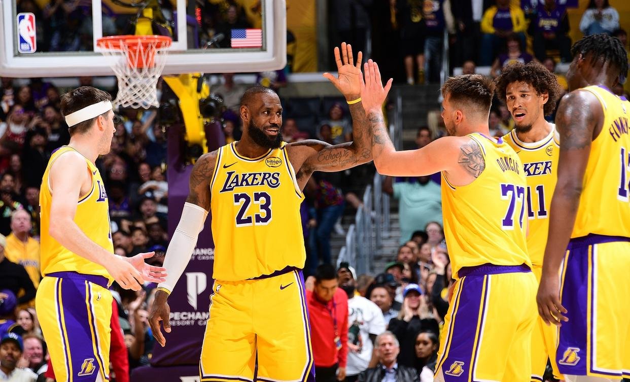 快船队与湖人队的比赛成为焦点 快船队与湖人队的比赛成为焦点