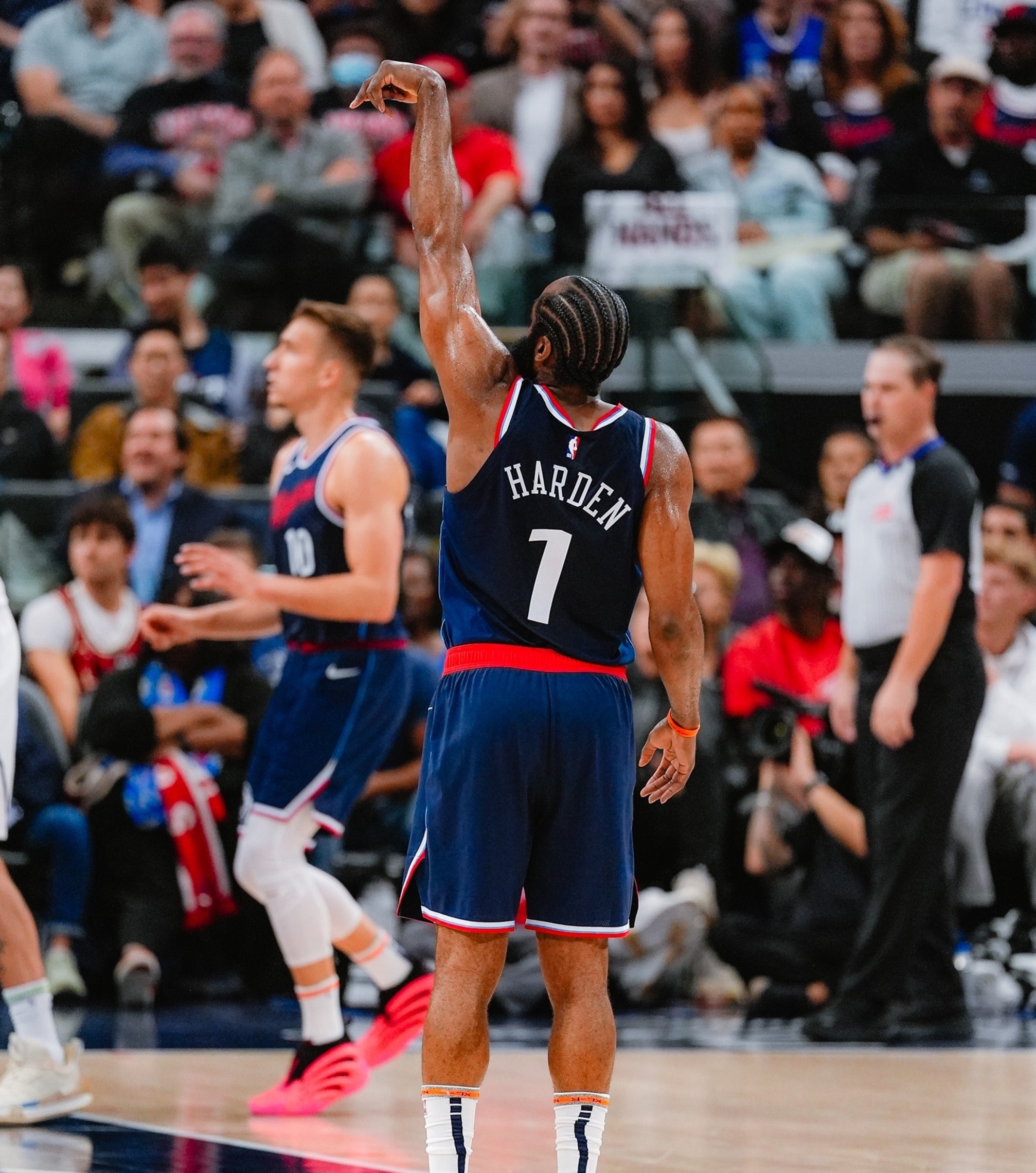 快船主场扳回一城,系列赛暂时拖入抢七 快船主场扳回一城,系列赛暂时拖入抢七