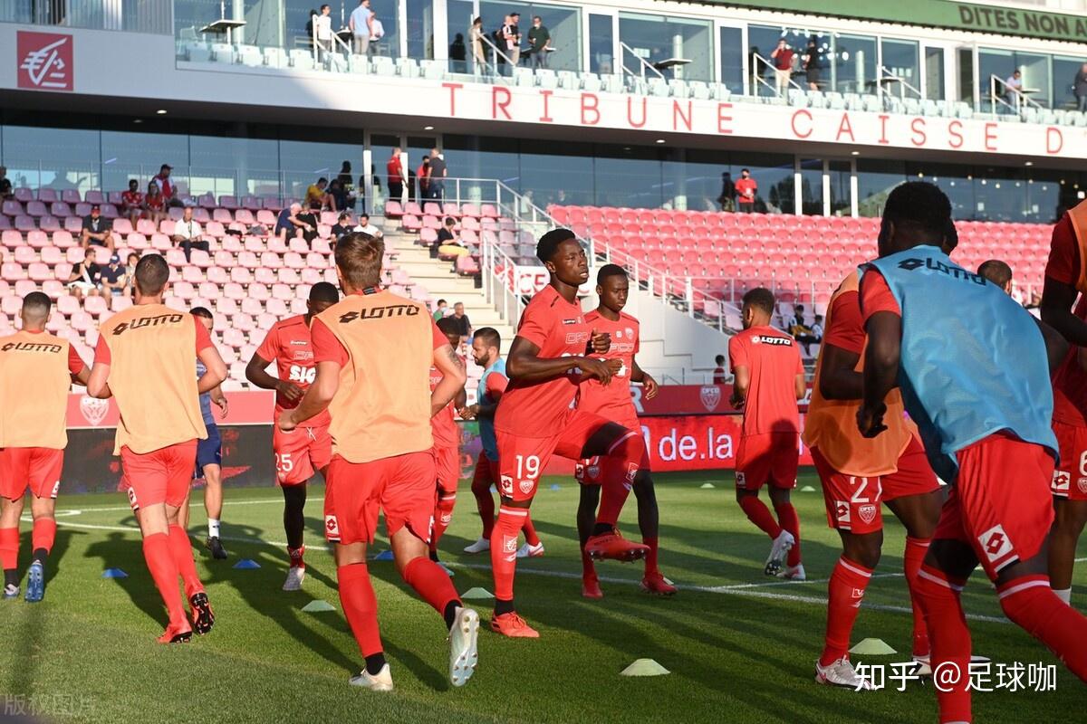 瓦朗谢纳队员精神抖擞,誓与对手抗衡 瓦朗谢纳队员精神抖擞,誓与对手抗衡