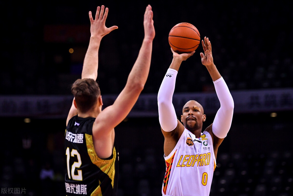 深圳队逆转天津队，布克刷新纪录